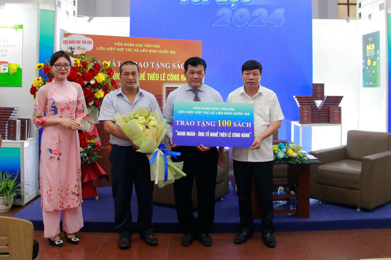 Đại diện Ban Tổ chức trao tặng sách cho huyện Thường Tín (quê hương của danh nhân Lê Công Hành).