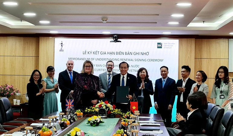 Đại diện Ủy ban chứng khoán Nhà nước và Viện Kế toán công chứng Anh và xứ Wales (ICAEW) tái Ký kết Biên bản ghi nhớ hợp tác lần thứ 2.