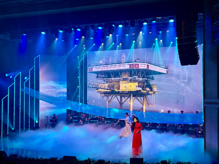 Nghệ sĩ Đào Tố Loan thể hiện ca khúc “Bài ca trên sóng cả” (Nhạc: Đỗ Hồng Quân, lời thơ: Hoàng Thị Hạnh)