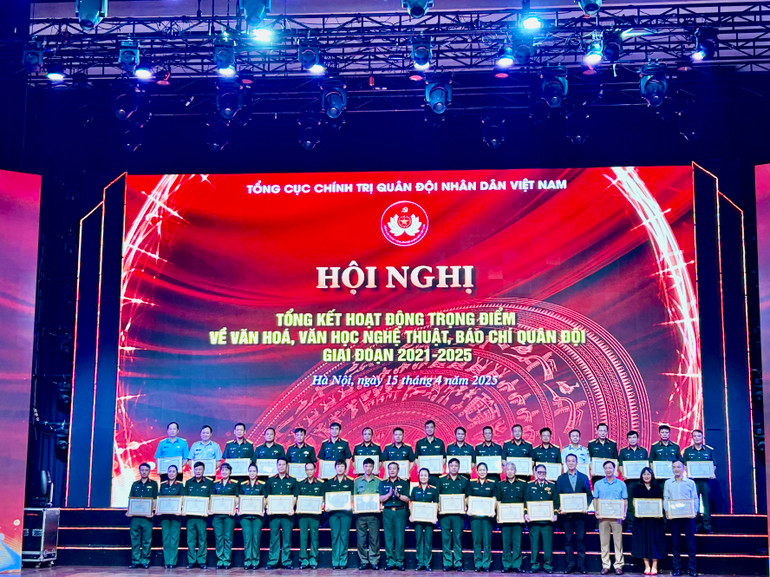 Đại diện các tập thể nhận Bằng khen của Bộ Quốc phòng.