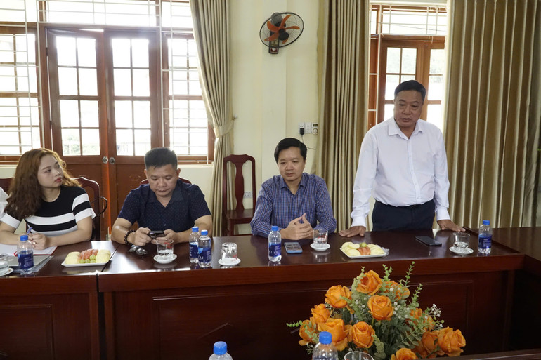 Ông Nguyễn Ngọc Kim Anh, Giám đốc Công ty cổ phần Văn hóa Đọc và Học Việt Nam-Hocdoc.vn cho biết, công ty đã lựa chọn đầu sách đa dạng, phù hợp với nhu cầu thực tế để trao tặng nhà trường. (Ảnh: MINH TUẤN)