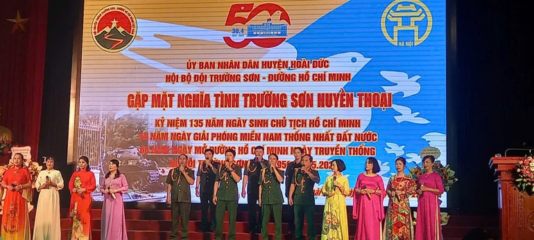 Tiết mục văn nghệ chào mừng. Tiết mục văn nghệ chào mừng.