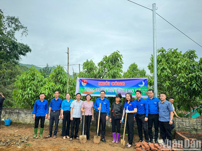 Các đoàn viên tham gia xây dựng sân chơi cho trẻ em. (Ảnh: THANH SƠN) Các đoàn viên tham gia xây dựng sân chơi cho trẻ em. (Ảnh: THANH SƠN)