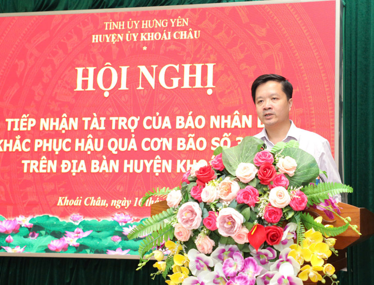 Nhà báo Tạ Quang Dũng, Vụ trưởng-Trưởng ban Quản lý Phóng viên thường trú Báo Nhân Dân chia sẻ với người dân huyện Khoái Châu trước những thiệt hại do thiên tai.