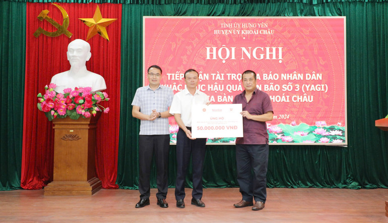 Nhà văn Nguyễn Xuân Tuấn, người sáng lập Công ty cổ phần Văn hóa Đọc và Học, trao tặng 50 triệu đồng ủng hộ người dân xã Thuần Hưng, huyện Khoái Châu, tỉnh Hưng Yên.