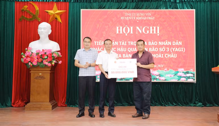 Nhà văn Nguyễn Xuân Tuấn, người sáng lập Công ty cổ phần Văn hóa Đọc và Học, trao tặng 50 triệu đồng ủng hộ người dân xã Thuần Hưng, huyện Khoái Châu, tỉnh Hưng Yên.