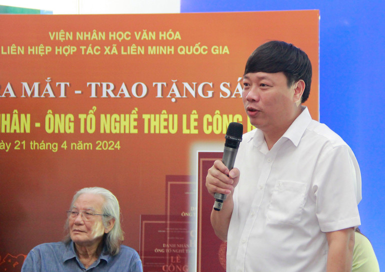 Nhà văn Phùng Văn Khai, Phó Tổng biên tập Tạp chí Văn nghệ Quân đội, chia sẻ về cuốn sách.