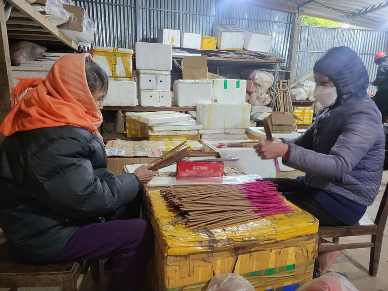 Đóng gói sản phẩm hương trầm tại thủ phủ dó trầm Phúc Trạch (Hương Khê).