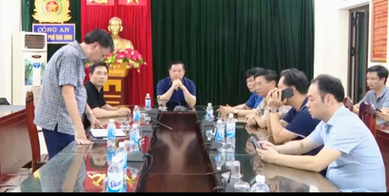 Chủ tịch Ủy ban nhân dân tỉnh Nguyễn Khắc Thận làm việc với Công an tỉnh và Công an thành phố Thái Bình về vụ việc này.