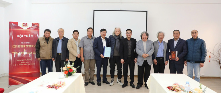 Các đại biểu chụp ảnh lưu niệm.