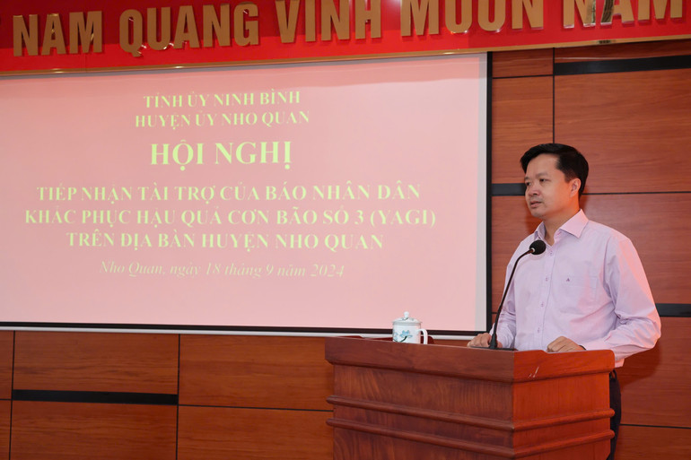 Nhà báo Tạ Quang Dũng, Vụ trưởng-Trưởng Ban Quản lý phóng viên thường trú Báo Nhân Dân phát biểu tại buổi trao tặng.