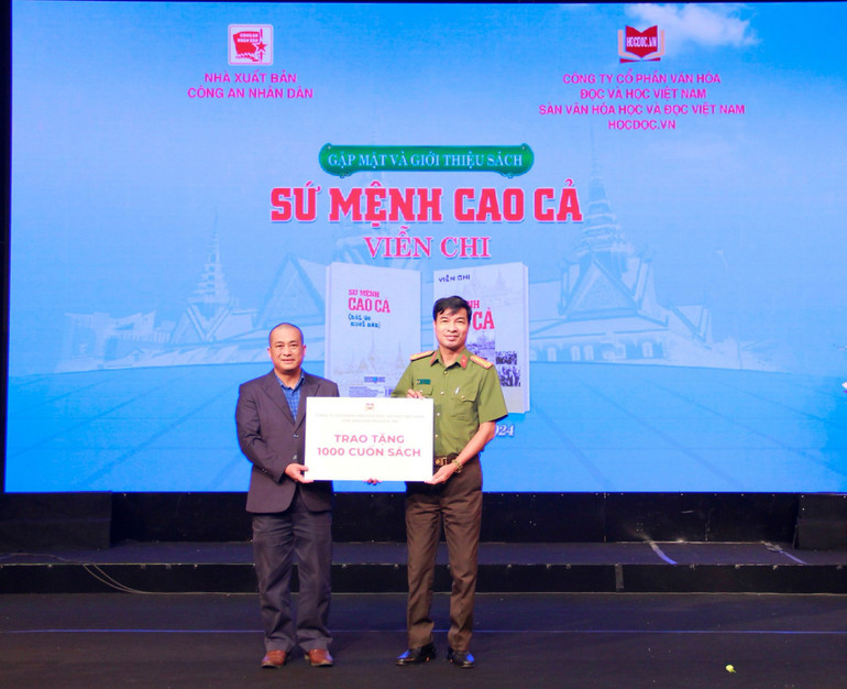 Nhà văn, nhà nghiên cứu Nguyễn Xuân Tuấn tặng sách cho Bộ Công an.