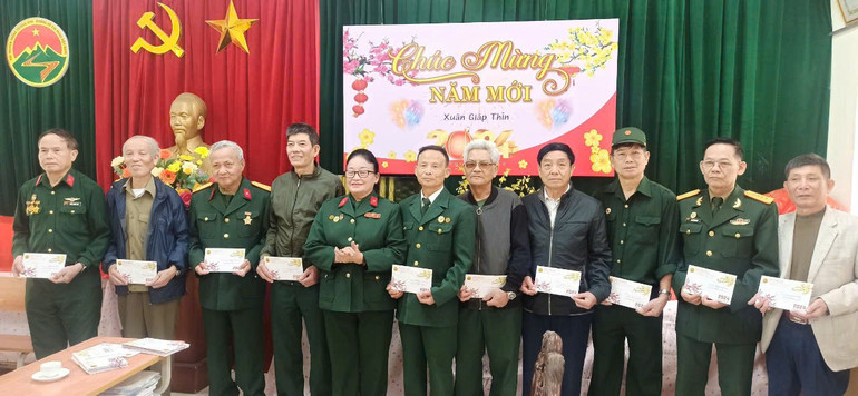 Hội Bộ đội Trường Sơn-đường Hồ Chí Minh huyện Hoài Đức tặng quà cho các hội viên nhân dịp Tết đến Xuân về.