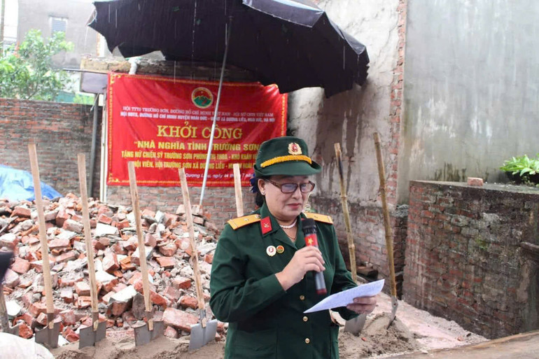 Bà Ngô Thị Tuyết phát biểu trong lễ khởi công xây nhà tình nghĩa tặng hội viên.