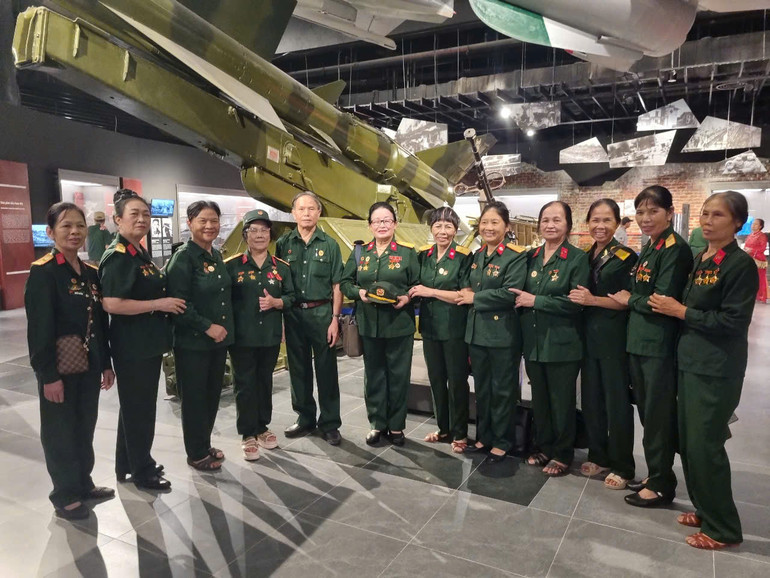 Hội Bộ đội Trường Sơn-đường Hồ Chí Minh huyện Hoài Đức tham quan Bảo tàng Lịch sử Quân sự Việt Nam.