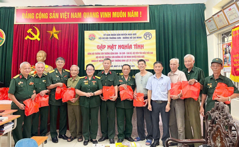 Tặng quà cho các thương, bệnh binh của Hội Bộ đội Trường Sơn-đường Hồ Chí Minh nhân kỷ niệm Ngày Thương binh-Liệt sĩ 27/7.