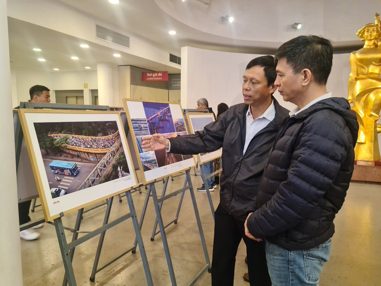 Các tác phẩm triển lãm thu hút du khách tham quan.