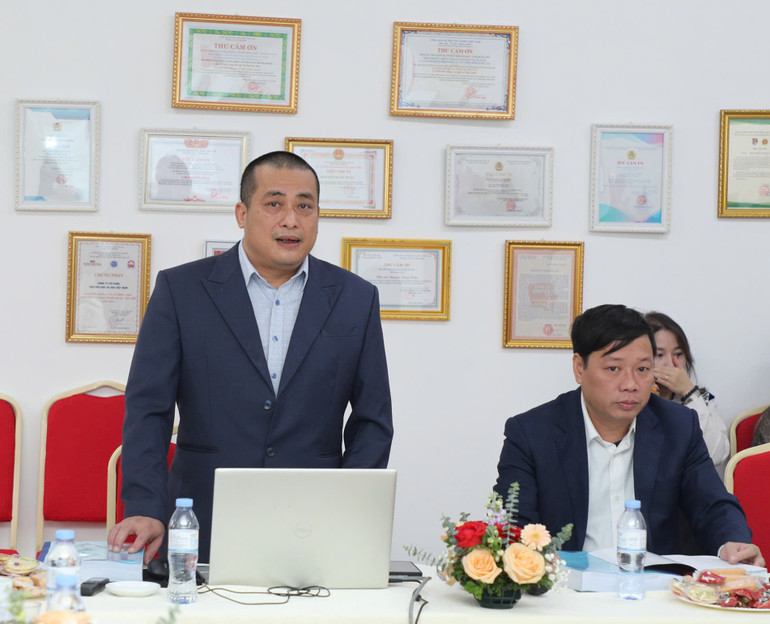 Nhà văn Nguyễn Xuân Tuấn chủ trì hội thảo.