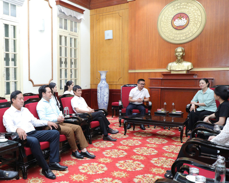 Đại diện doanh nghiệp trao đổi về việc trao tặng.