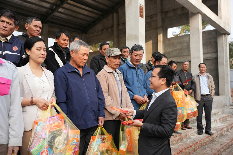 Trao phòng máy tính trị giá 250 triệu đồng tặng Trường THPT Tây Tiền Hải ảnh 3