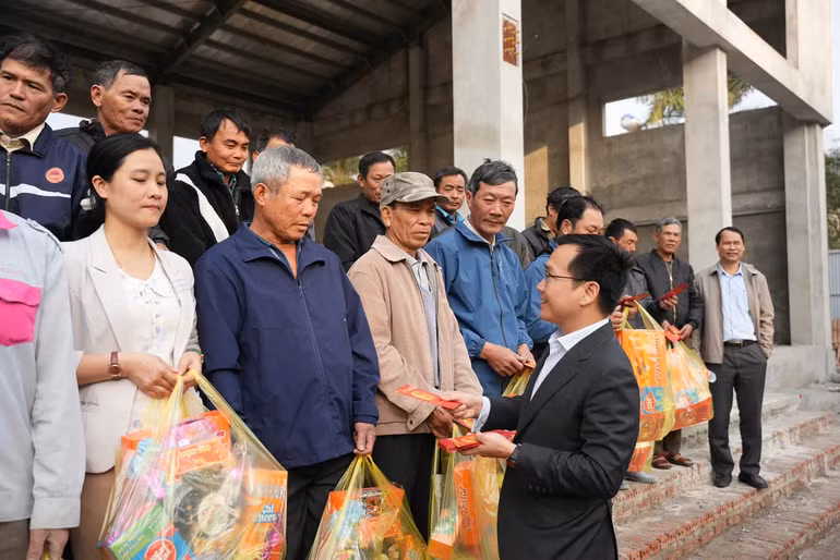 Trao phòng máy tính trị giá 250 triệu đồng tặng Trường THPT Tây Tiền Hải ảnh 3