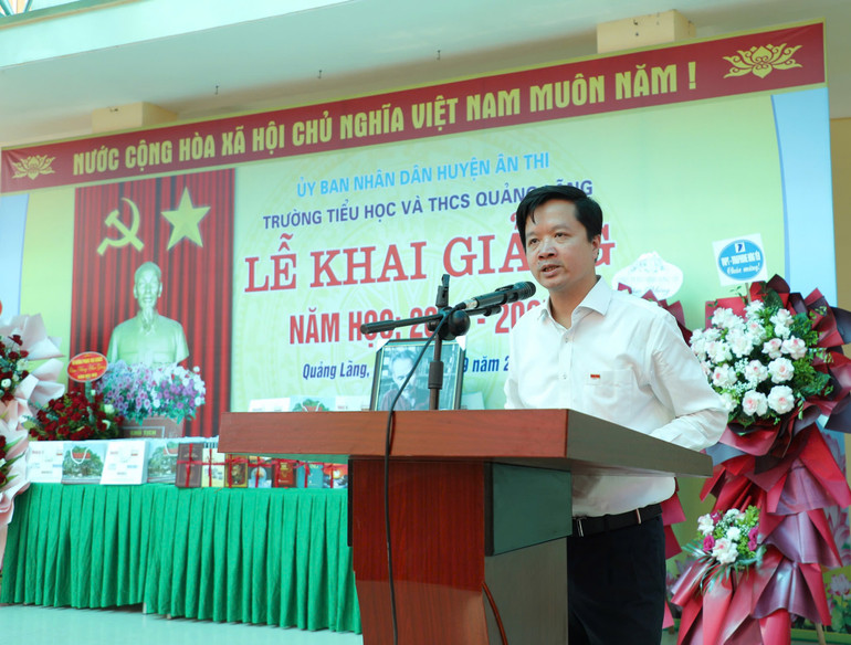 Ông Tạ Quang Dũng, Vụ trưởng-Trưởng Ban Quản lý phóng viên thường trú, Báo Nhân Dân phát biểu tại buổi lễ trao tặng.