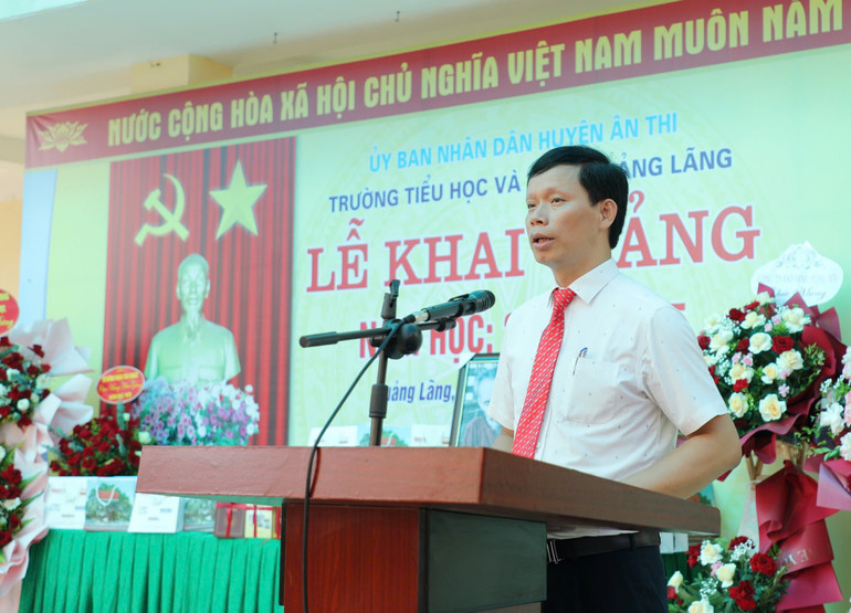 Thầy Cáp Xuân Hỷ, Phó Hiệu trưởng Trường tiểu học và trung học cơ sở xã Quảng Lãng, cảm ơn sự quan tâm của Báo Nhân Dân và nhà tài trợ.