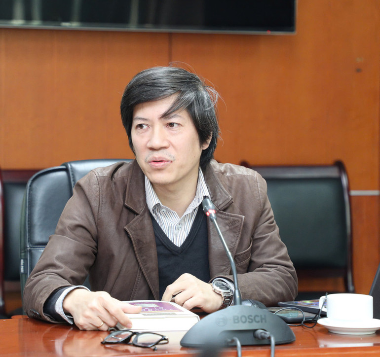 Tiến sĩ Lê Thanh Tùng chia sẻ tại buổi tọa đàm. Tiến sĩ Lê Thanh Tùng chia sẻ tại buổi tọa đàm.