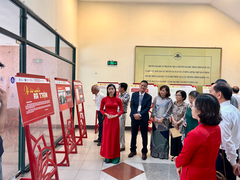 Các thuyết minh viên giới thiệu về triển lãm "Xếp bút nghiên ra trận". Các thuyết minh viên giới thiệu về triển lãm "Xếp bút nghiên ra trận".