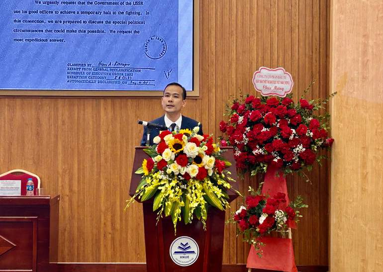 Tiến sĩ Vũ Đức Liêm, Phó Trưởng Khoa Lịch sử, Trường đại học Sư phạm Hà Nội, phát biểu đề dẫn hội thảo. Tiến sĩ Vũ Đức Liêm, Phó Trưởng Khoa Lịch sử, Trường đại học Sư phạm Hà Nội, phát biểu đề dẫn hội thảo.