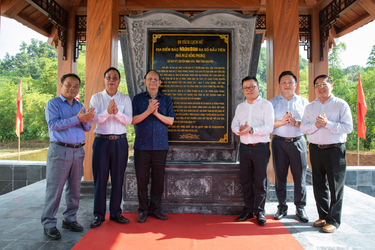 Lãnh đạo Báo Nhân Dân và tỉnh Thái Nguyên chụp ảnh lưu niệm tại Nhà bia di tích tại xã Quy Kỳ, huyện Định Hóa, tỉnh Thái Nguyên.