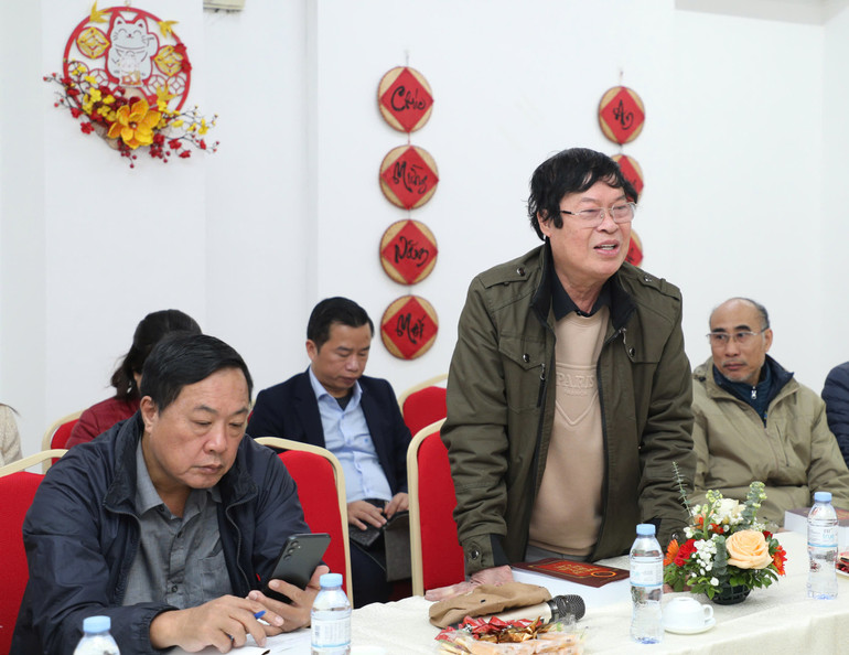 Nhà văn Hữu Ước phát biểu tại hội thảo.