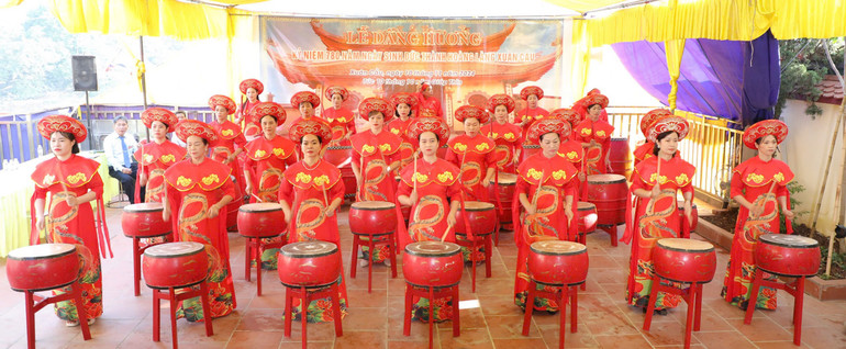 Tiết mục trống hội tại lễ dâng hương. Tiết mục trống hội tại lễ dâng hương.