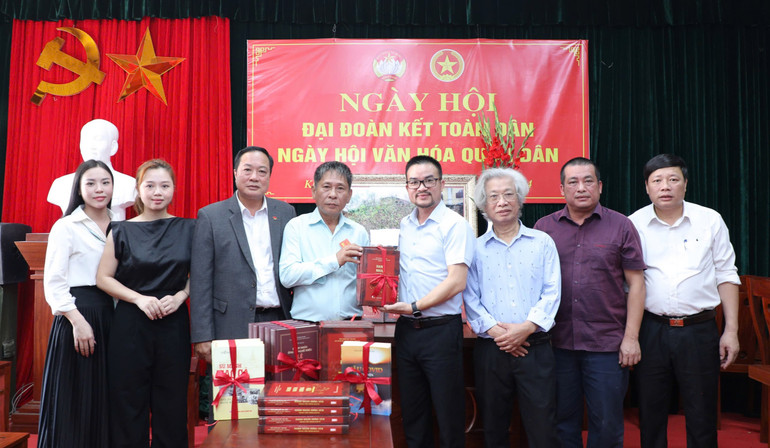 Đại diện Công ty cổ phần Văn hóa Đọc và Học Việt Nam cùng Viện Khoa học Giáo dục và Môi trường tặng các đầu sách cho làng Xuân Cầu. Đại diện Công ty cổ phần Văn hóa Đọc và Học Việt Nam cùng Viện Khoa học Giáo dục và Môi trường tặng các đầu sách cho làng Xuân Cầu.