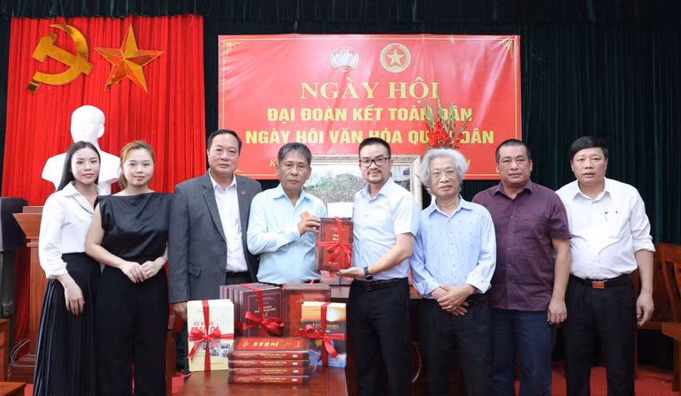 Đại diện Công ty cổ phần Văn hóa Đọc và Học Việt Nam cùng Viện Khoa học Giáo dục và Môi trường tặng các đầu sách cho làng Xuân Cầu.