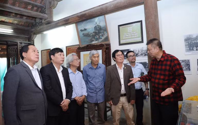 Ban Biên soạn cuốn sách "Xuân Cầu xưa và nay" tham quan Khu lưu niệm nhà cách mạng, liệt sĩ Tô Hiệu.