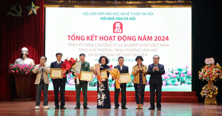 Bốn tác giả nhận giải thưởng năm 2024.