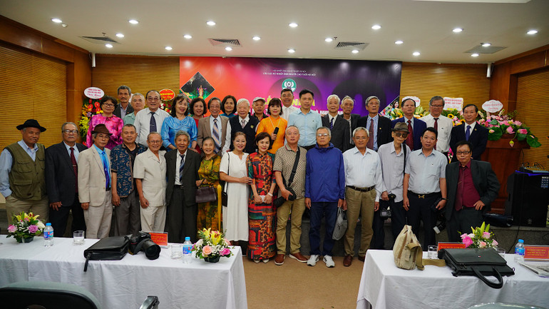 Các hội viên chụp ảnh lưu niệm. (Ảnh: ĐÀO MINH XUYÊN)