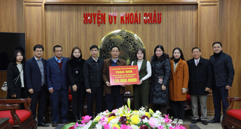 Các doanh nghiệp, hợp tác xã của doanh nghiệp Liên minh Quốc gia trao tặng quà cho huyện Khoái Châu.