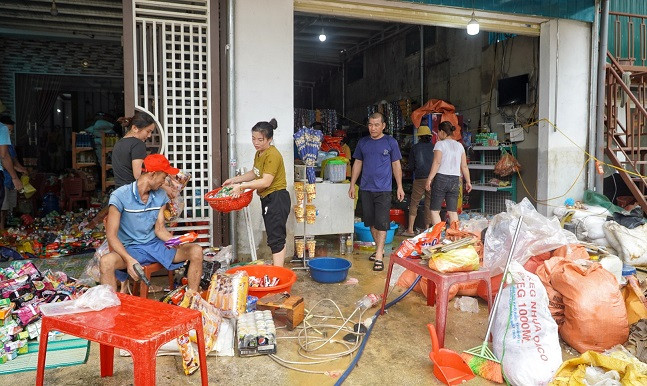 Người dân giúp nhau dọn dẹp nhà cửa, vệ sinh đồ đạc để sớm ổn định cuộc sống.