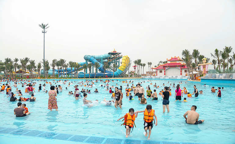 Rất đông nhân dân, du khách đã tham gia các trò chơi hấp dẫn tại Sun World Hà Nam.