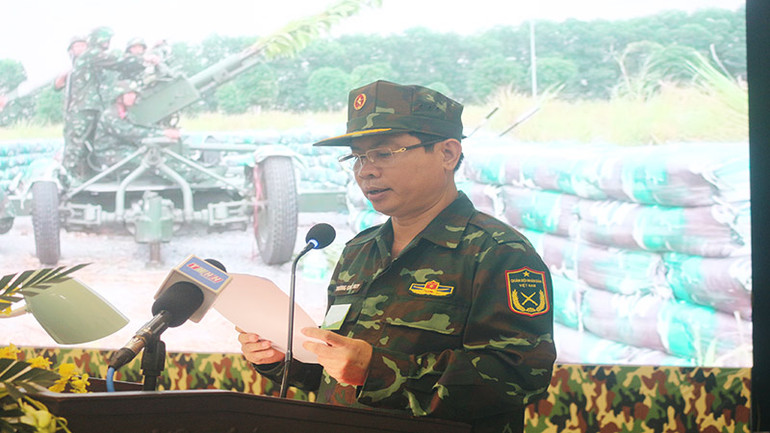 Đồng chí Trương Quốc Huy, Chủ tịch Ủy ban nhân dân tỉnh, Trưởng Ban tổ chức diễn tập tỉnh báo cáo kết quả diễn tập.