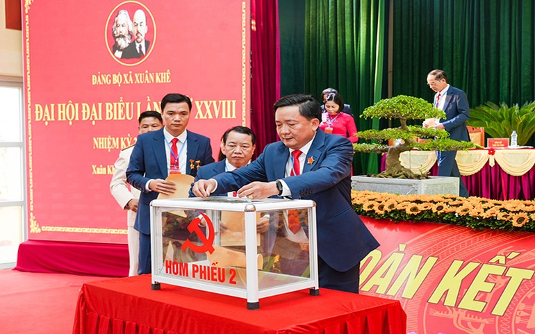 Các đại biểu bỏ phiếu bầu Ủy viên Ban Chấp hành Đảng bộ xã Xuân Khê nhiệm kỳ 2025-2030.