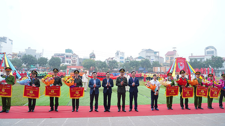 Các đại biểu tặng hoa chúc mừng cho đại diện các đơn vị tham dự Đại hội.