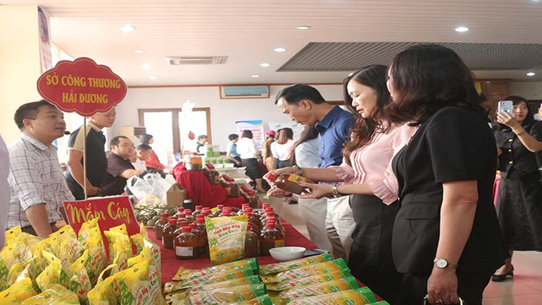 Các đại biểu tham quan các gian hàng trưng bày, giới thiệu, quảng bá các sản phẩm, hình ảnh, thông tin của doanh nghiệp, hợp tác xã, hộ sản xuất trong và ngoài tỉnh.