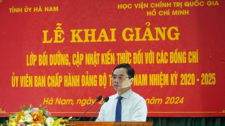 PGS, TS Dương Trung Ý, Phó Bí thư Đảng ủy, Phó Giám đốc Học viện Chính trị Quốc gia Hồ Chí Minh phát biểu khai giảng lớp học.