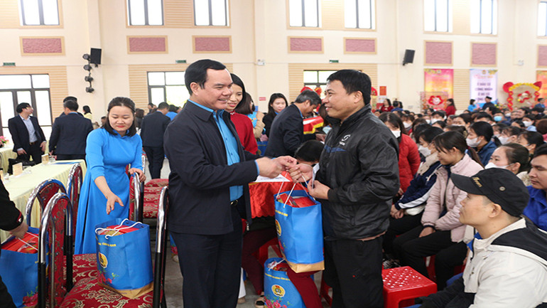 Chủ tịch Tổng Liên đoàn Lao động Việt Nam tặng quà người lao động tỉnh Hà Nam.