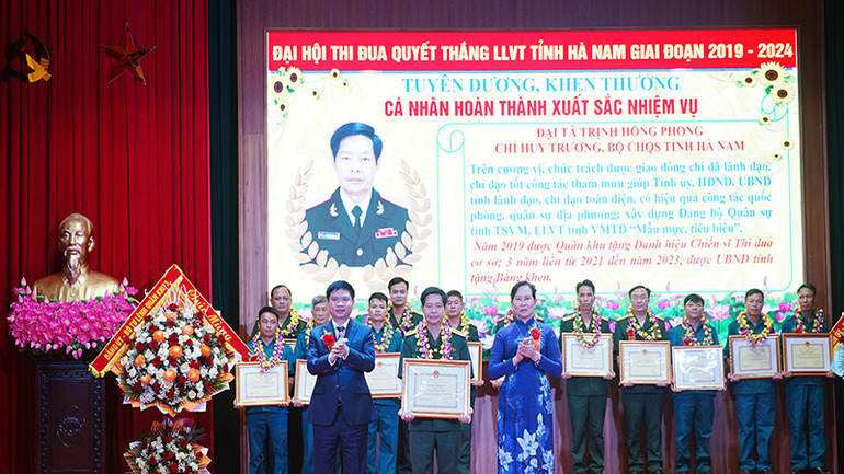 Các tập thể, cá nhân được vinh danh và nhận bằng khen của Chủ tịch Ủy ban nhân dân tỉnh.