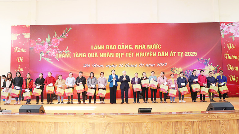 Đồng chí Chủ tịch Ủy ban Trung ương Mặt trận Tổ quốc Việt Nam và đồng chí Bí thư Tỉnh ủy Hà Nam tặng quà Tết cho các hộ nghèo.