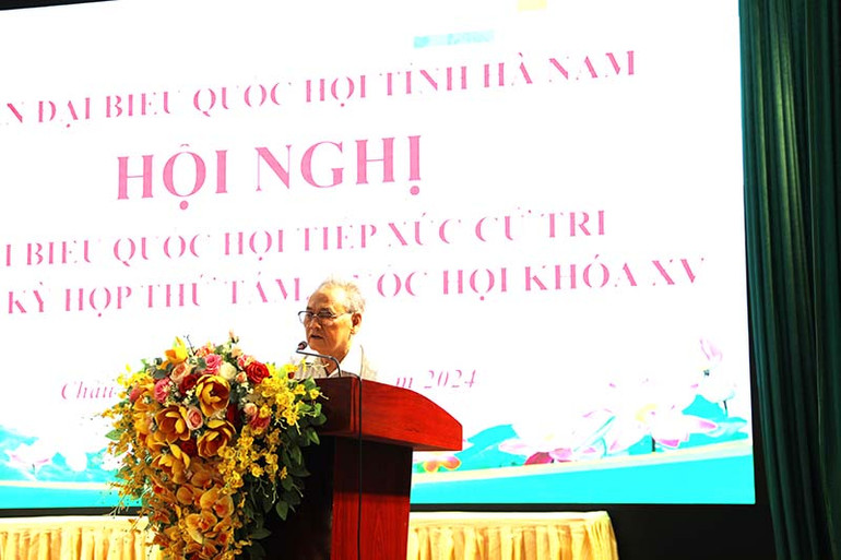 Đại diện cử tri phường Châu Sơn, thành phố Phủ Lý, nêu kiến nghị với đại biểu Quốc hội tỉnh.